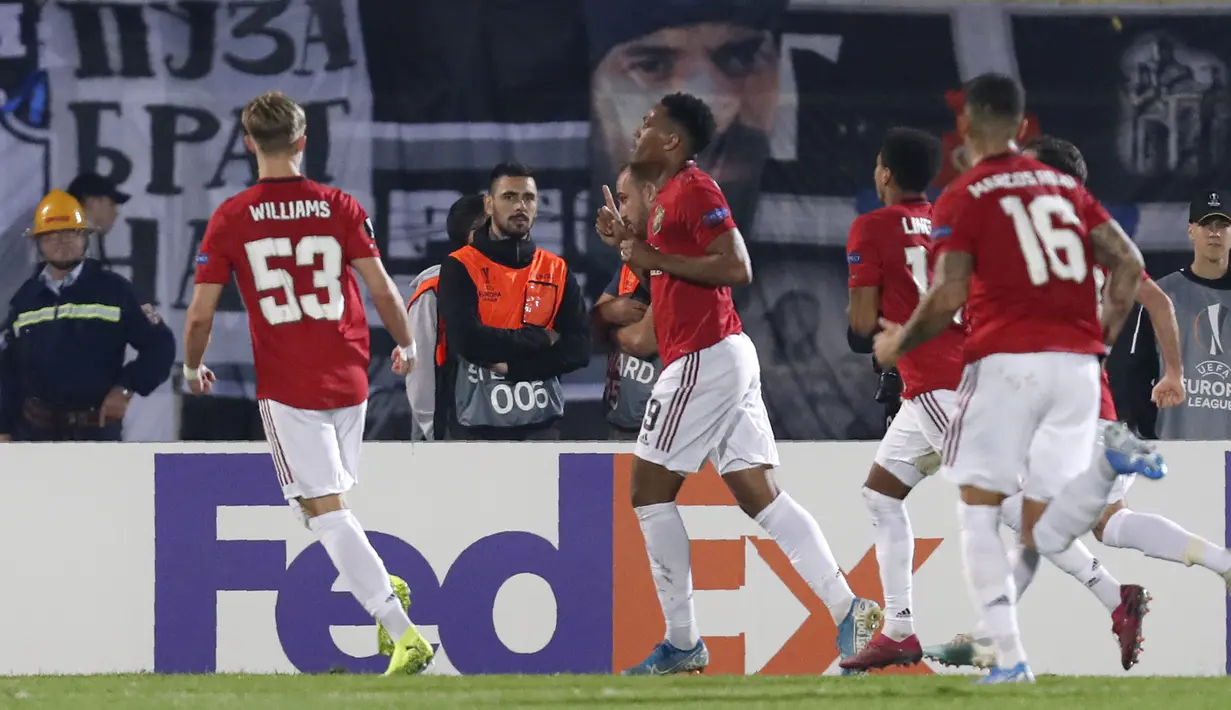Penyerang Manchester United, Anthony Martial (tengah) berselebrasi usai mencetak gol lewat titik penalti ke gawang Partizan Belgrade pada pertandingan lanjutan Grup L Liga Europa di stadion Partizan, Belgrade, Serbia (24/10/2019). MU menang tipis 0-1 atas Partizan Belgrade. (AP Photo/Darko Vojinov)