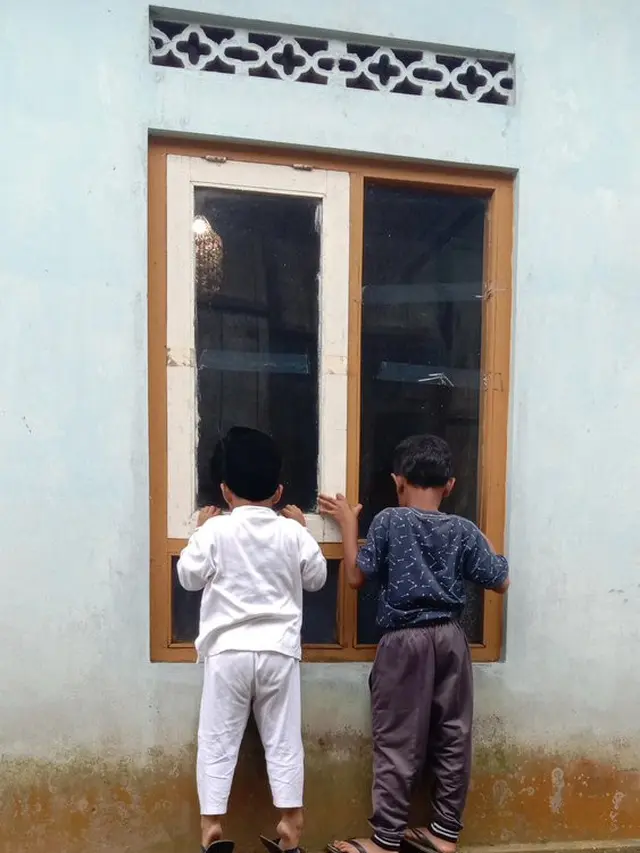 6 Kelakuan Kocak Bocah Ngintip Lewat Jendela Ini Bikin Ketawa