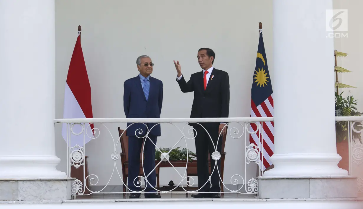 Presiden Joko WIdodo (Jokowi) berbincang dengan Perdana Menteri Malaysia, Mahathir Mohamad di Istana Bogor, Jumat (29/6). Indonesia menjadi negara pertama yang dikunjungi secara resmi oleh PM Mahathir usai dilantik. (Liputan6.com/Angga Yuniar)