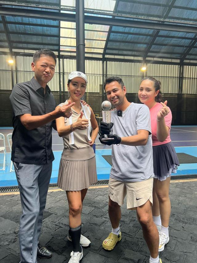 Tangkapan layar akun instagram @raffinagita1717 mengenai Piala gelaran Lagi-lagi Tenis yang dibuat oleh @passionjewelry.