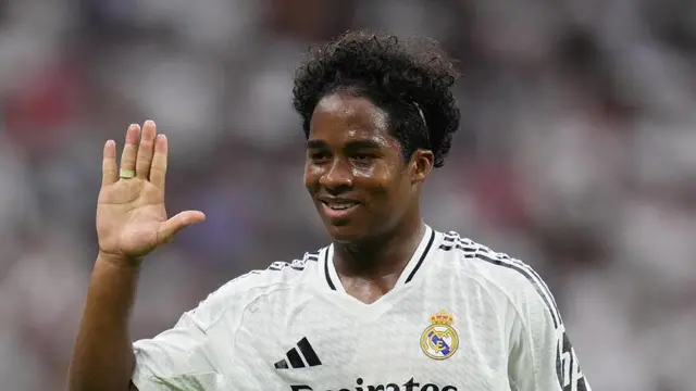 Selebrasi Endrick usai mencetak gol dalam laga Real Madrid vs Valladolid di La Liga 2024/2025. (c) AP Photo/Manu Fernandez