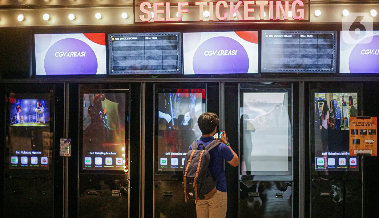 Pengunjung memilih tiket film yang akan ditonton di bioskop CGV Grand Indonesia, Jakarta, Kamis (16/9/2021). Pemerintah memberikan kelonggaran dengan memperbolehkan bioskop buka kembali di wilayah berstatus pemberlakuan pembatasan kegiatan masyarakat (PPKM) level 3 dan 2 (Liputan6.com/Faizal Fanani)