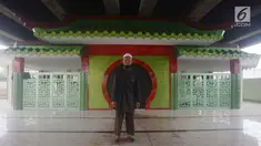 Pengurus musala Babah Alun berpose di Jalan Gang 12, Papanggo, Jakarta Utara, Rabu (25/4). Bagunan musala yang berada di kolong jalan tol ini bergaya arsitektur Tiongkok. (Merdeka.com/Imam Buhori)