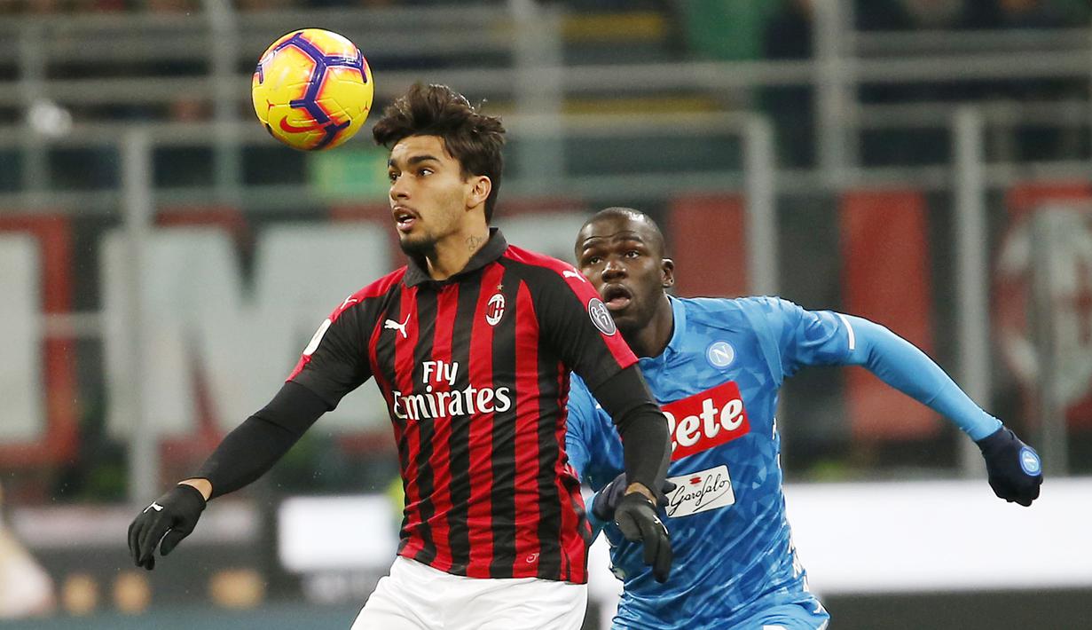 Pemain anyar AC Milan, Lucas Paqueta mencoba melewati Koulibaly pada laga perempat final Coppa Italia yang berlangsung di stadion San Siro, Milan, Rabu (30/1). AC Milan menang 2-0 atas Napoli (AP Photo/Antonio Calanni)