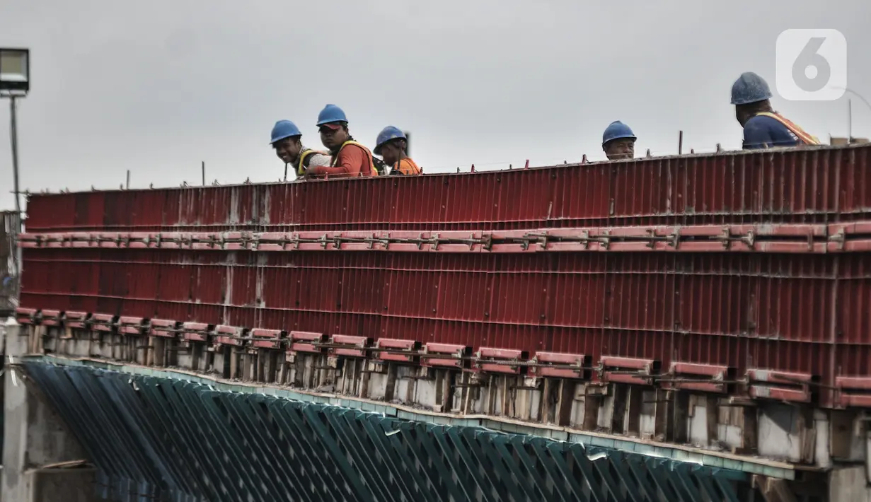 Aktivitas pekerja saat menyelesaikan proyek pembangunan jalan layang atau Flyover Cakung, Jakarta, Kamis (2/7/2020). Proyek flyover berbiaya Rp261 miliar itu ditargetkan rampung Desember 2020 dan diharapkan mampu mengurai titik kemacetan akibat perlintasan sebidang. (merdeka.com/Iqbal S Nugroho)