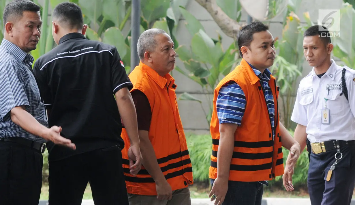 Tersangka perantara suap APBN-P Kabupaten Sumedang TA 2018 Eka Kamaluddin (kanan) dan Kadis PUPR Lampung Selatan Anjar Asmara (tengah) tiba di Gedung KPK, Jakarta, Kamis (9/8). (Merdeka.com/Dwi Narwoko)