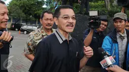 Mantan Menteri Dalam Negeri (Mendagri) Gamawan Fauzi usai diperiksa penyidik KPK, Jakarta, Kamis (19/1). Gamawan Fauzi diperiksa sebagai saksi untuk tersangka Sugiharto pada kasus dugaan korupsi pengadaan e-KTP. (Liputan6.com/Helmi Afandi)