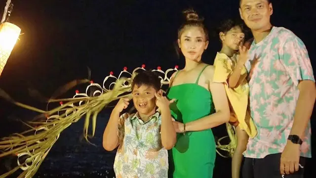 7 Momen Mesra Eva Anindita Liburan Bersama Suami Ke Bali