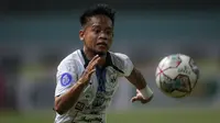 Pemain PSIS Semarang, Fredyan Wahyu Sugiantoro berusaha mengejar bola saat melawan Persebaya Surabaya dalam laga pekan ke-6 BRI Liga 1 2021/2022 di Stadion Wibawa Mukti, Cikarang, Minggu (03/10/2021). (Bola.com/Bagaskara Lazuardi)