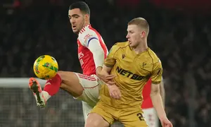 Duel Mikel Merino dan Adam Wharton dalam laga Carabao Cup antara  Arsenal vs Crystal Palace, Rabu (24/12/2025). (AP Photo/Kin Cheung)