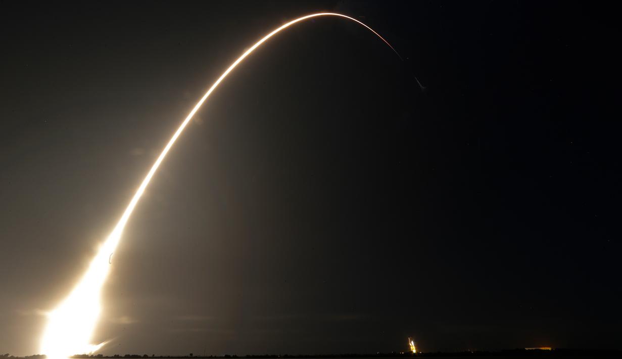 Roket SpaceX Falcon 9 yang membawa muatan dua penjelajah bulan dari Jepang dan Uni Emirat Arab diluncurkan dari Launch Complex 40 di Stasiun Angkatan Luar Angkasa Cape Canaveral, Cape Canaveral, Florida, Amerika Serikat, 11 Desember 2022. Misi ini adalah yang pertama untuk pesawat luar angkasa buatan Jepang. (AP Photo/John Raoux)