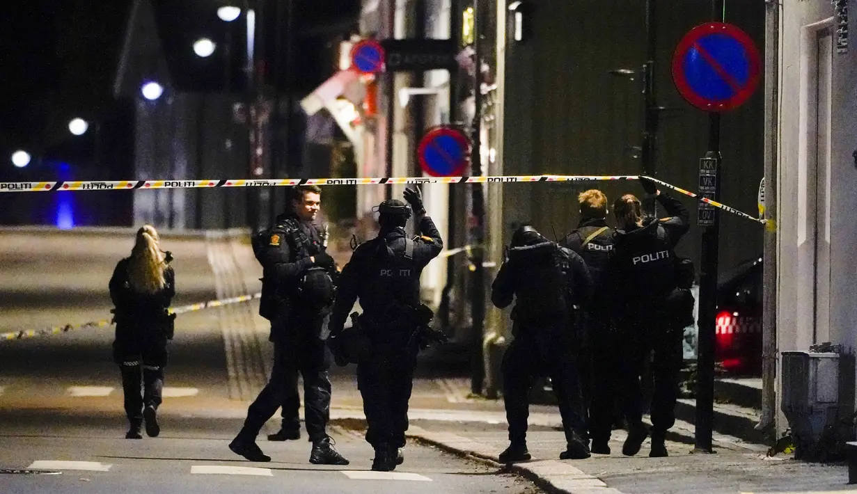 Polisi berdiri di tempat kejadian setelah serangan di Kongsberg, Norwegia, Rabu (13/10/2021). Serangan terjadi dalam supermarket Coop Extra di Kota Kongsberg yang berada di barat daya Oslo. (Hakon Mosvold Larsen/NTB Scanpix via AP)