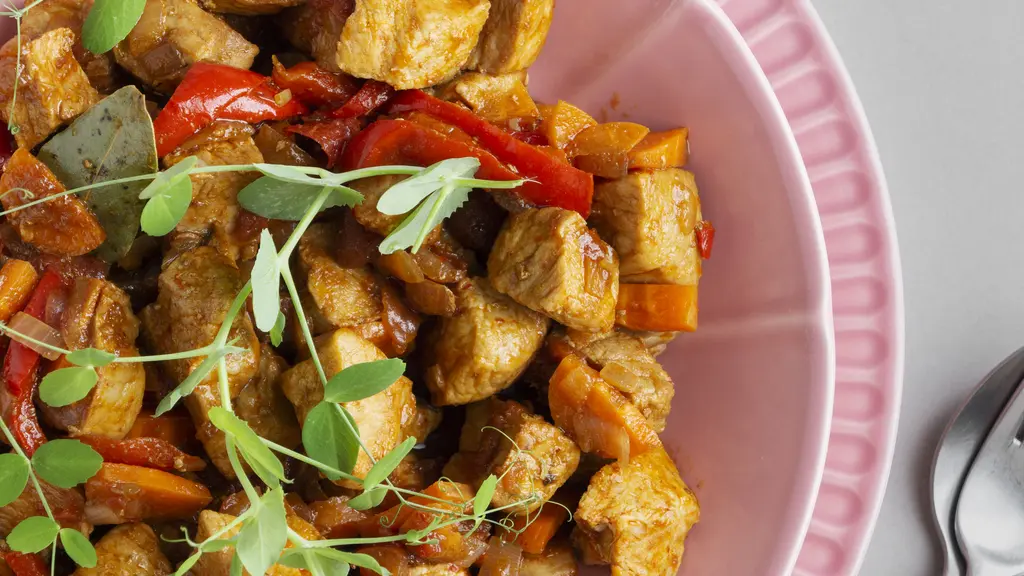 Salah satu menu makanan yang lezat dan menyehatkan adalah tofu steak dengan saus lada hitam. (Foto/dok: Freepik)