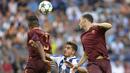 Pemain Porto, Andre Silva (tengah) mencoba merebut bola dari hadangan pemain AS Roma  pada leg pertama  playoff Liga Champions 2016-2017 di Estadio Do Dragao, Kamis (18/8/2016) dini hari WIB. (AFP/Miguel Riopa)