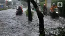 Sejumlah kendaraan melintasi trotoar untuk menghindari banjir di Jalan Kemang Raya, Jakarta Selatan, Kamis (3/11/2022). Hujan deras sekitar dua jam lebih menyebabkan Jalan Kemang Raya digenangi banjir sekitar 30 cm sehingga benyak kendaraan tidak dapat melintas. (merdeka.com/Arie Basuki)