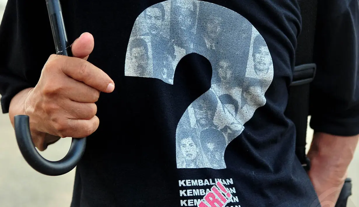 Aktivis Jaringan Solidaritas Korban untuk Keadilan melakukan aksi Kamisan di depan Istana Merdeka, Jakarta, (16/10/14). (Liputan6.com/Johan Tallo)
