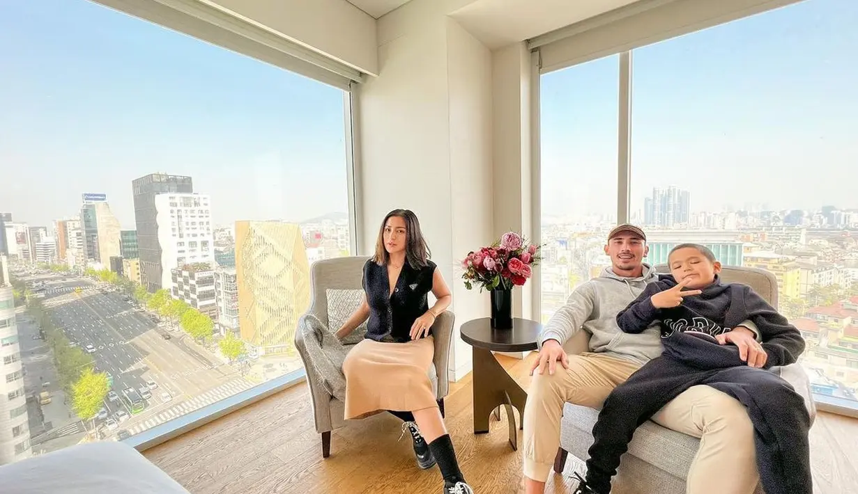 Setibanya di Korea Selatan, Jessica Iskandar kenakan vest hitam dan rok cokelat. Lengkap dengan sneakers dan kaus kaki setengah betis [@inijedar]