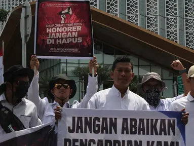 Massa dari Aliansi Honorer Non Database BKN Gagal Calon Pegawai Negeri Sipil (CPNS) Indonesia menggelar Aksi Damai Jilid 2 Nasional di kawasan Silang Selatan Monumen Nasional, Jakarta Pusat, pada Senin (17/11/2025). (merdeka.com/magang/Rendi Saputra)
