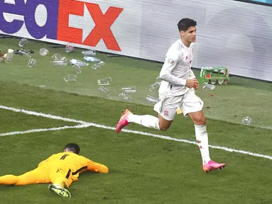 Pemain Spanyol Alvaro Morata melakukan selebrasi usai mencetak gol ke gawang Kroasia pada pertandingan babak 16 besar Euro 2020 di Stadion Parken, Kopenhagen, Denmark, Senin (28/6/2021). Spanyol mengalahkan Kroasia 5-3. (Wolfgang Rattay, Pool via AP)