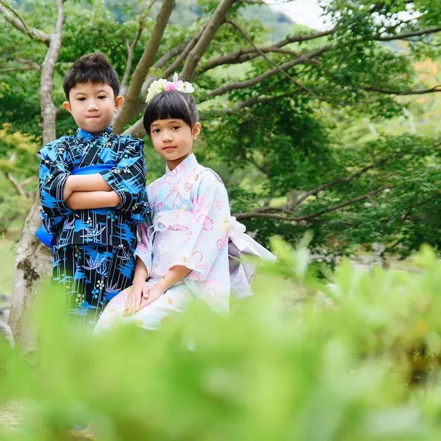 7 Pemotretan Keluarga Nycta Gina Pakai Kimono, Anak Sulungnya Bak Warga Lokal