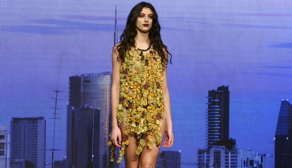 Seorang model berjalan di catwalk memperagakan busana kreasi desainer Federia De Stefano and Maitre Chocolatier Alessandro Dalmasso saat pameran cokelat internasional "Salon du Chocolat" di Milan, Italia, Jumat (12/2/2016). (REUTERS/ Stefano Rellandini)