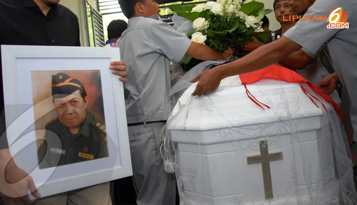 Peti jenazah diturunkan untuk selanjutnya dilakukan doa dan pemberkatan terlebih dahulu (Liputan6.com/ Faisal R Syam).
