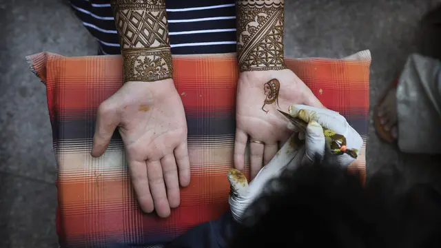 Perempuan di India Lukis Tangan dengan Henna Jelang Festival Karva Chauth