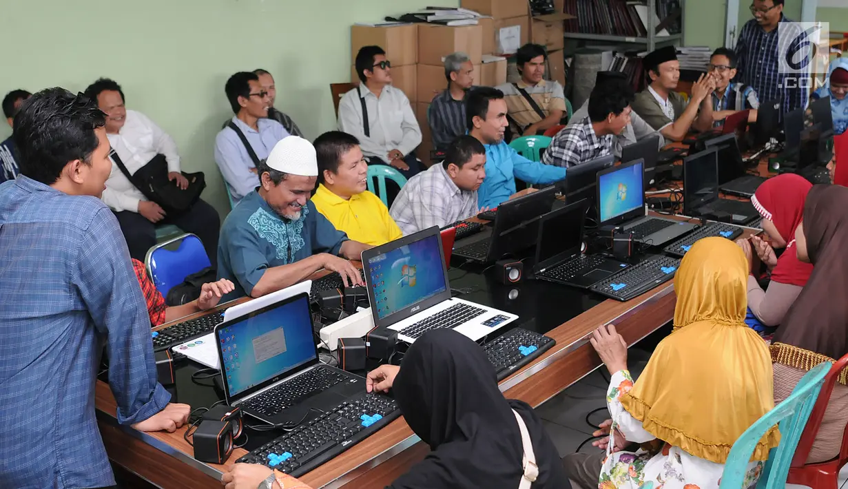 Suasana saat penyandang tunanetra belajar mengoperasikan komputer di Makfufin Raudlatul, Serpong, Tangerang Selatan, Banten (3/5). Pelatihan ini agar penyandang tunanetra bisa mengoperasikan komputer meski memiliki keterbatasan. (Merdeka.com/Arie Basuki)
