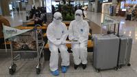 Petugas medis Universitas Nasional Chonnam menunggu mahasiswa China di Bandara Internasional Incheon, Korea Selatan, Selasa (25/2/2020). Korea Selatan menjadi negara dengan pasien virus corona (COVID-19) terbanyak di luar China. (AP Photo/Ahn Young-joon)