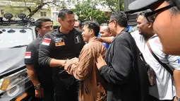 Cagub DKI Jakarta, Agus Harimurti Yudhoyono (kedua kiri) disambut pendukungnya jelang menerima simbol siaga di Jakarta, Rabu (18/1). Bersama Jaringan Nusantara, AHY melakukan siaga pemilu bersih anti kecurangan. (Liputan6.com/Helmi Fithriansyah)