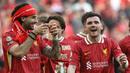Pemain Liverpool, Dominik Szoboszlai (kiri) merayakan kemenangan timnya bersama Andrew Robertson setelah laga lanjutan Liga Inggris 2024/2025 melawan Tottenham Hotspur di Anfield, Liverpool, Inggris, Minggu (27/04/2025) waktu setempat. (AFP/Paul Ellis)