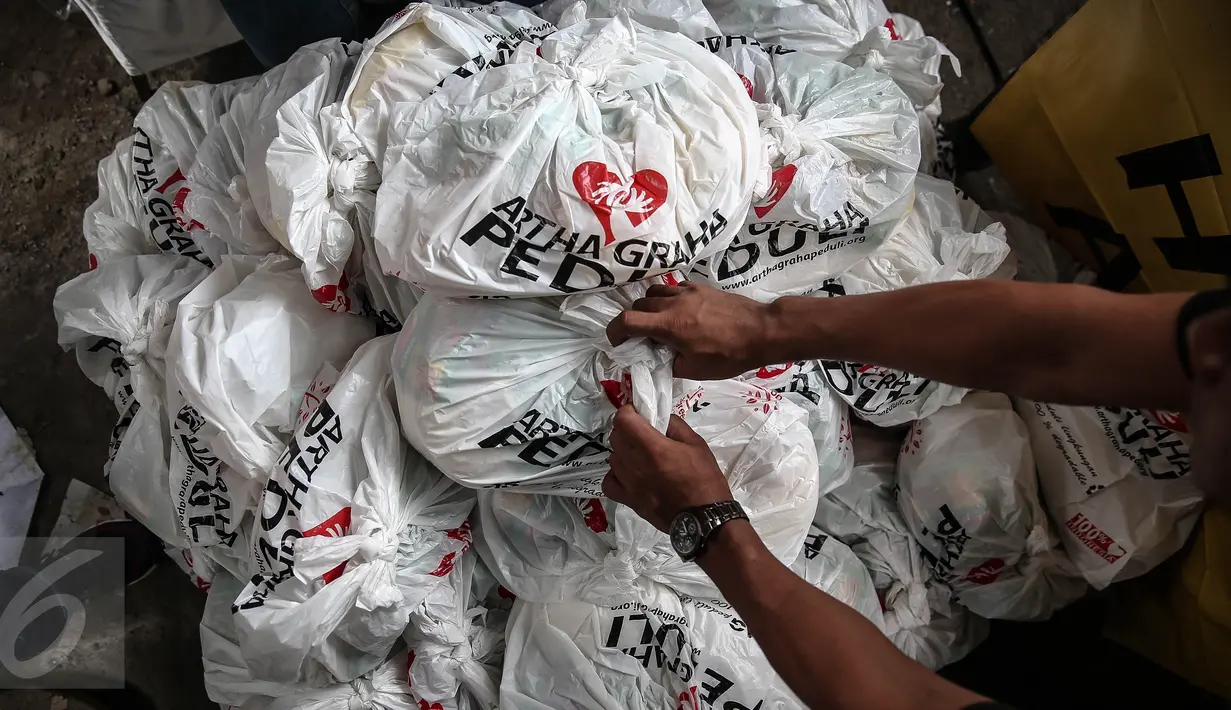 Sejumlah sembako murah disiapkan pada Pasar Murah Ramadan 2016 di kawasan Pasar Benhil, Jakarta, Minggu (5/6/2016). Pasar Murah Ramadan 2016 berlangsung dari 31 Mei hingga 5 Juli mendatang. Liputan6.com/Faizal Fanani)