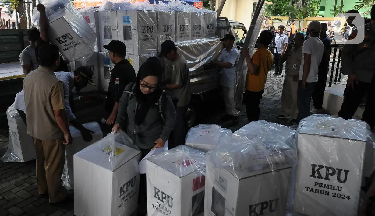 Komisi Pemilihan Umum menyampaikan distribusi logistik pemilu telah mencapai 99 persen. (merdeka.com/Imam Buhori)