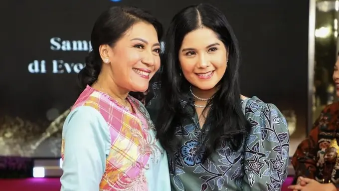 Gaya Elegan Annisa Pohan Padukan Batik dengan Tas Branded Rp44 Jutaan