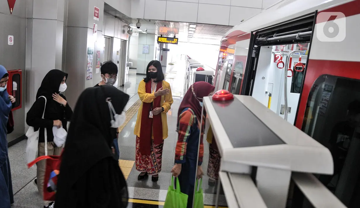 Petugas mengenakan baju adat Betawi saat melayani penumpang LRT Jakarta di Stasiun Boulevard Utara, Rabu (22/6/2022). Layanan gratis tarif angkutan umum seperti Transjakarta, MRT, LRT dalam rangka merayakan HUT ke-495 DKI Jakarta disambut antusias oleh warga yang ingin menikmatinya bersama keluarga. (merdeka.com/Iqbal S. Nugroho)