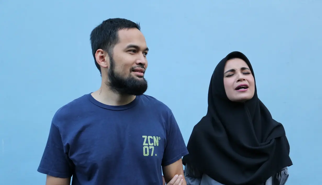 "Saya ini kan baru nikah ya, tanya sama guru saya misalnya Shireen Sungkar enggak sanggup untuk itu,ya enggak masalah, tentu hal yang wajarlah. Tapi sebagai seorang muslim dan muslimah kita jangan sampai menolak hukum,"lanjutnya.(Adrian Putra/Bintang.com)