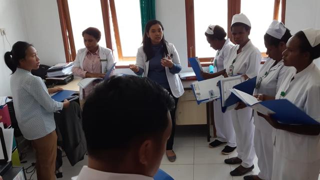 Petugas kesehatan RSUD Tiom di Kabupaten Lanny Jaya Papua. (Foto: Dok BPJS Kesehatan)