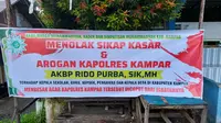 Spanduk yang dipasang warga Muhammadiyah mendesak Kapolda Riau mencopot Kapolres Kampar. (Liputan6.com/M Syukur)