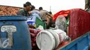 Sebagian warga pasar ikan mulai mengangkuti barang-barangnya untuk dipindahkan, Jakarta, Rabu (30/3/2016). Pemprov DKI akan membongkar ratusan rumah warga yang berada di Zona 1-3 Pasar Ikan, Penjaringan. (Liputan6.com/Yoppy Renato)