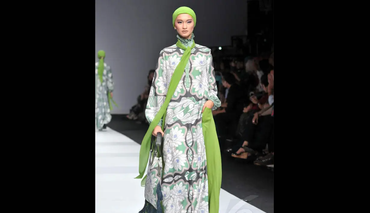Desain-desain koleksi Itang Yunasz dalam pagelaran Jakarta Fashion Week 2015 ini menghadirkan kesan eksotis nan mewah serta retro, Minggu (2/11/2014). (Liputan6.com/Panji Diksana)