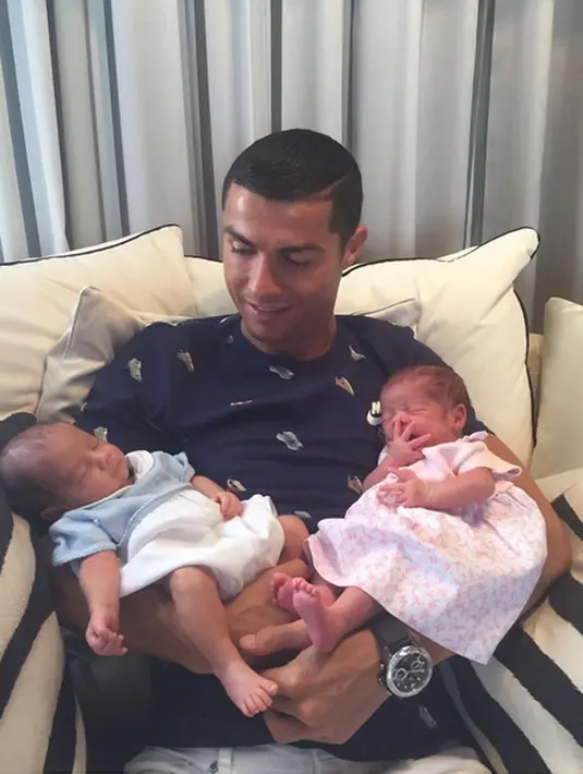 Hal ini sudah dikonfirmasi oleh Cristian saat diwawancara dan ditanya mengenai kebahagiaanya memiliki anak lagi, pesepak bola dunia ini mengatakan “Iya, sangat bahagia”.  (Instagram/cristiano)
