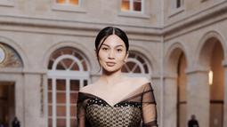 Saat menghadiri gala dinner di Paris Fashion Week 2023, Ariel Tatum terlihat menawan dalam dress dengan model off shoulder. Dress yang digunakan olehnya merupakan karya rancangan Didiet Maulana dengan memakai kain songket. (Liputan6.com/IG/@arieltatum)
