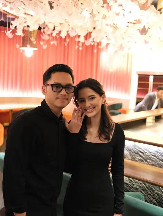 Sarah Menzel memancarkan pesona elegan lewat bodycon dress warna hitam dengan detail kerah square neck yang dikenakannya. [@ssarah_menzel].