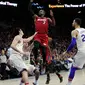 Pemain Miami Heat, Dwyane Wade melakukan tembakan melewati adangan para pemain Philadelphia 76ers pada NBA basketball playoff series di Wells Fargo Center, Philadelphia, (16/4/2018). Heat menang 113-103. (AP/Chris Szagola)