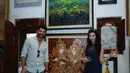 Tampaknya pasangan yang selalu terlihat serasi di serial ‘Elif’ ini antusias dengan liburan mereka ke Bali, keantusiasan pun juga terlihat saat melihat lukisan-lukisan indah di Galeri Semar Kuning, Ubud, Bali, (Deki Prayoga/Bintang.com)