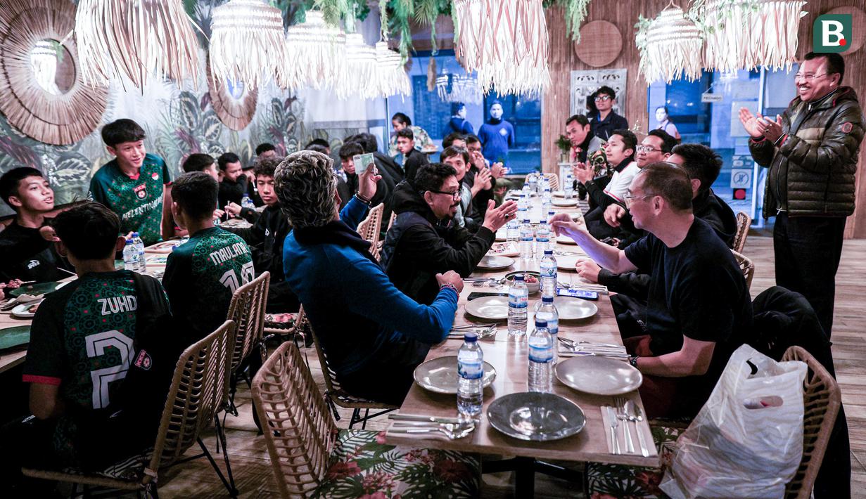 Pemusatan latihan Korea-Korea Selecao di Portugal, Jumat (29/11) ditutup dengan menyantap hidangan Indonesia. Mereka mengunjugi satu-satunya restoran Indonesia di Lisbon setelah menang besar 7-2 atas Clube Futebol de Benfica. (Bola.com/Bagaskara Lazuardi)