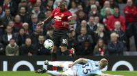 Bek Manchester United, Ashley Young, berusaha melewati hadangan pemain Manchester City, Oleksandr Zinchenko, pada laga Premier League di Stadion Old Trafford, Rabu, (24/4). Manchester United takluk 0-2 dari Manchester City. (AP/Jon Super)
