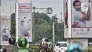 Kendaraan melintas di dekat papan reklame sosialisasi vaksin Covid-19 di tiang pancang proyek monorel, Senayan, Jakarta, Selasa (17/11/2020). Tiang pancang monorel yang terbengkalai selama 16 tahun itu dimanfaatkan oleh sebagai papan reklame sosialisasi vaksin Covid-19. (merdeka.com/Iqbal S Nugroho)