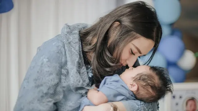 7 Momen Akikah Anak Adly Fairuz dan Angbeen Rishi, Penuh Kehangatan