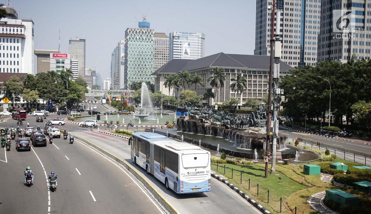 Sejumlah kendaraan melintas di Jalan Merdeka Barat, Jakarta, Rabu (19/6/2019). Hari ini jalan tersebut dibuka untuk umum di tengah berlangsungnya sidang ketiga sengketa Pilpres 2019. (Liputan6.com/Faizal Fanani)